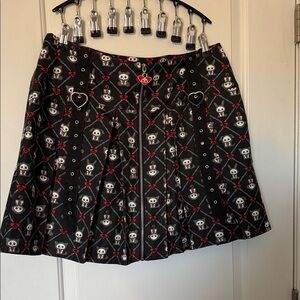 Skull & Heart Print Pleated Mini Skirt - Black with Red Accents